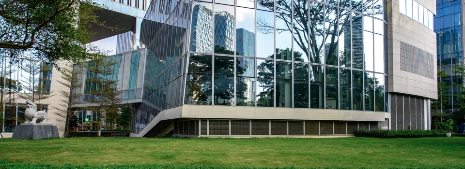 Gewerbegebäude mit Glasfassade und Außenanlage