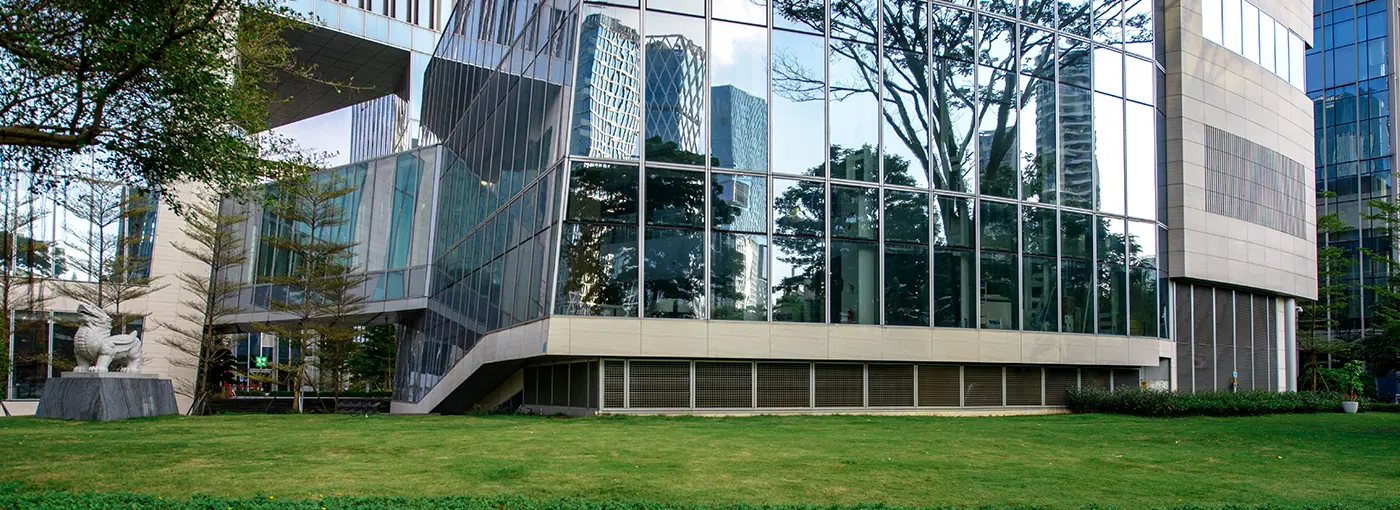 Gewerbegebäude mit Glasfassade und Außenanlage