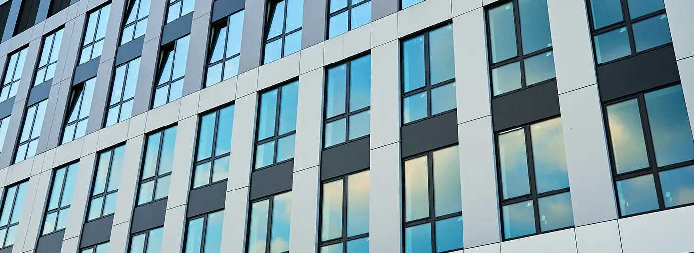 Fassade eines mehrgeschossigen Bürogebäudes