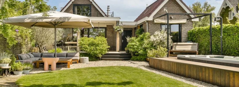 Gartenanlage mit Rasen und Sitzbereich