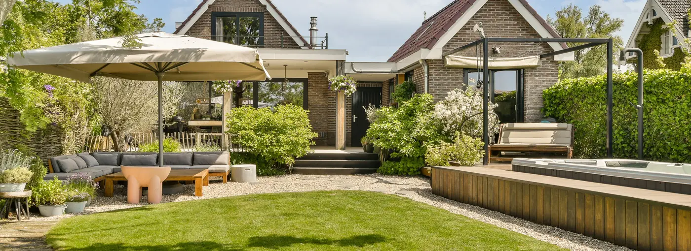 Gartenanlage mit Rasen und Sitzbereich