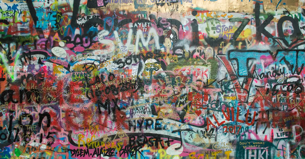 Wand mit zahlreichen Graffiti-Farbspuren