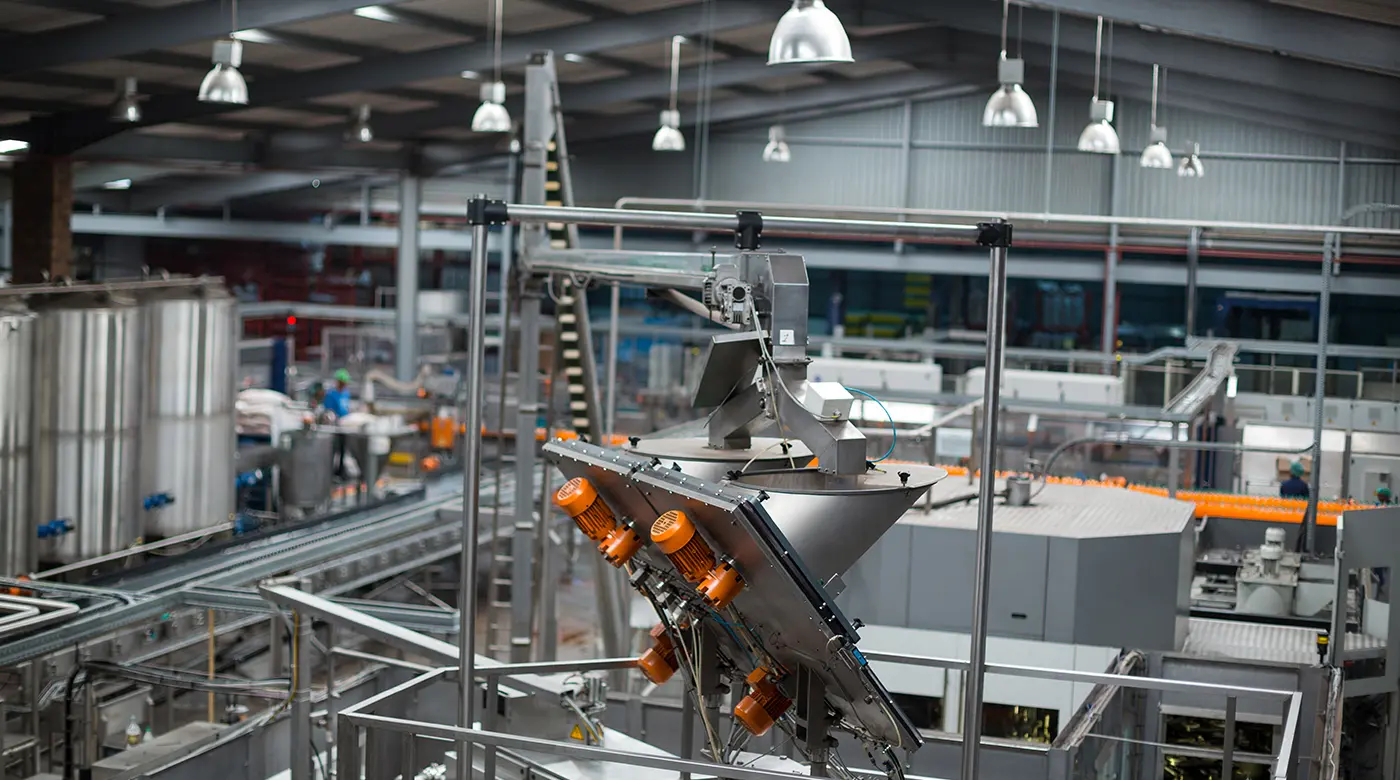 Produktionsanlagen in einer Industriehalle