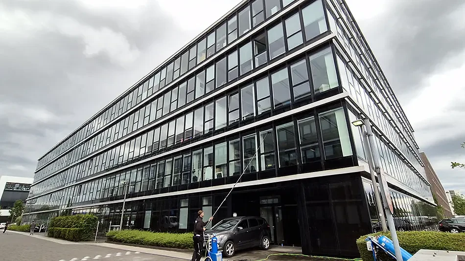 Bürogebäude mit großflächiger Glasfassade