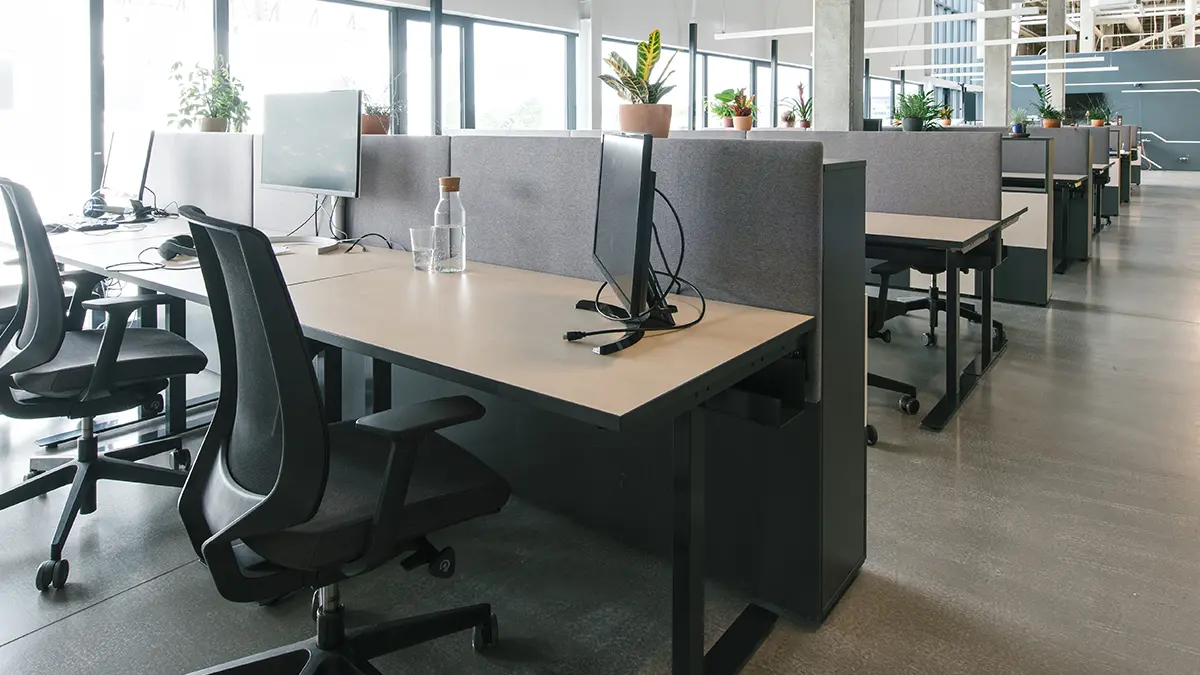 Arbeitsplätze und Verkehrsflächen in einem Büro