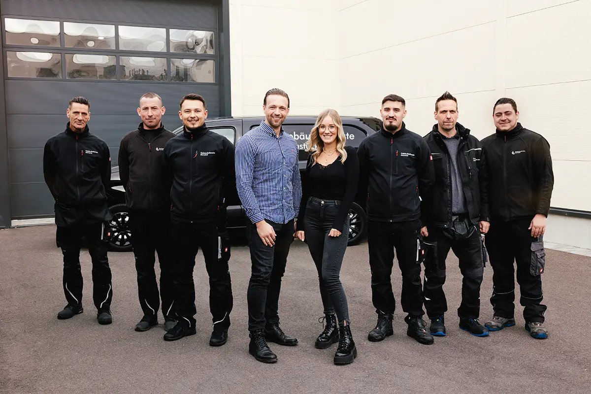 Das Team von Gebäudedienste Kleinstück vor dem Firmenfahrzeug